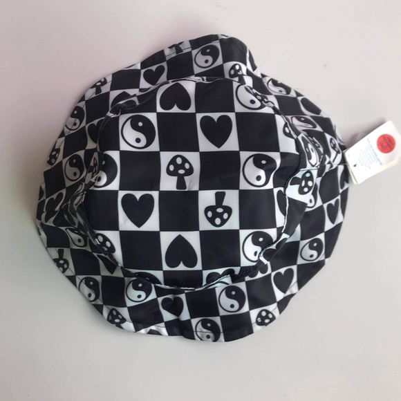 Reversible Bucket Ying Yang black heart polyester hat - Picture 10 of 10